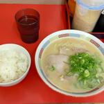 181874278 - とんこつラーメンとライスで 税込800円 (2022.08.13)