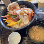 海陽亭 - 海鮮丼　2600円 （1年前は2200円でサラダ、茶碗蒸し付き）