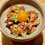 とり茶太郎 - 鴨モモと黄韮のユッケ　これは芋焼酎にぴったりの酒肴でした