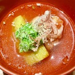 とり茶太郎 - 椀物は長野黄金軍鶏のムネ肉揚げ出しに茗荷 梅干 茄子 叩いたオクラ入り　爽やかで旨味の強い汁椀です