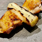 とり茶太郎 - 比内地鶏と黄金軍鶏のねぎま　一本で食べ比べできます