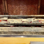 とり茶太郎 - 焼き台前は特等席ですが暑いですｗ　紀州備長炭を隙間なく敷き詰めたら準備完了