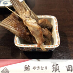 Maguro Yakitori Suda - お通し。あら煮はお魚の臭みとかえぐみが苦手…でも、どちらもまったくなく、やや濃いめの味付けがビールにピッタリでした