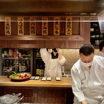 とり茶太郎 - 10人ほどが比較的ゆったり座れるL字型のカウンターから茶太郎劇場が楽しめます