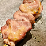 とり茶太郎 - モモは黄金軍鶏と比内地鶏の食べ比べもさせてもらいました