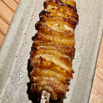 とり茶太郎 - これがラストの皮　本当に見事な火入れです　このあと強請りまくってハツとせせりと背肝をいただきましたｗ