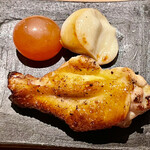 とり茶太郎 - ホロホロ鳥の手羽元 金柑 スカモルツァの燻製盛り合わせです　毎回楽しみにしています