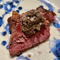 とり茶太郎 - 茶太郎鴨のモモ肉炙り　鮮やかな赤みを帯びた肉です　これが今日のNo.1かな