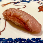 一心鮨 光洋 - ① 炙り金目鯛漬け（静岡）〜炙りがアクセント。漬けると脂も蕩け具合が変化している。