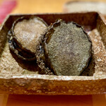 一心鮨 光洋 - 大きな鮑、岩に吸い付く面は変色している。