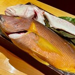 一心鮨 光洋 - 暑くなるこの時期はやっぱりシブダイ。正式名称は笛鯛（フエダイ）。宮崎、鹿児島の南九州が主な産地。脂ものり、締りのある白身は濃厚な旨味ある高級魚。白身に軽い食感の違う筋のような旨味が隠されている。