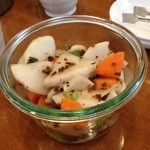 天鳳 - 瓶ごと持ってきてくれる中華風お漬け物。