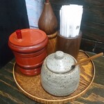 十割そば ゆう賀 - 卓上の調味料