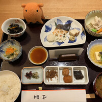 日本料理 山里 - 和朝食６０００円。日本の朝食という風情が漂う献立です。お値段の割に地味な構成ですが、丁寧な調理で、とても美味しくいただきました（╹◡╹）