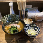 家系ラーメン クックら - かため多め海苔ライスTS刻みネギ別皿