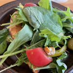 spisa wood oven pizza&gelato - パンネにサラダをオン！