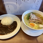 インデアン - 支那そば半カレーセット　優しい味のラーメンに苦味のあるドロッとしたカレー　かなりのボリュームです