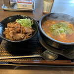 カルビ丼とスン豆腐専門店 韓丼 - 海鮮スン豆腐とミニカルビ丼のセット。