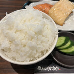 鮭山マス男商店 - ご飯（大盛り無料）、胡瓜の浅漬け