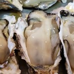 Oysters boiled in garlic oil/Oysters steamed in sake