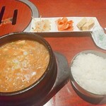 焼肉・韓国料理マダン - ★★★味噌チゲ 1300円 とにかく辛くてしょっぱい！海鮮の塩味があるのに、さらに塩を入れてるようだ。これは体に悪いし、せっかくの海鮮の旨味を殺している！24時間営業だけが取り柄の店！