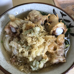 手打ちうどん こげら - げそ天をカットしてひやひやに投入