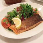 ラミティエ - 皮をパリッと焼いたサーモンマリネ サラダ添え(+210円)
