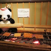 鰻割烹 伊豆栄 不忍亭 - 約100年使用した当店の銅壺・うなぎ焼火鉢代
                （1915年～2,010年まで使用）
                焼台の中に水を入れると温水になるので、
                それで食器類を洗っていたんやて。昔はガス湯沸かし器なんてなかったからなぁ。