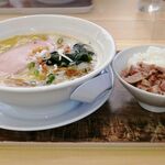 地鶏白湯専門店 めん鶏 - 料理写真:地鶏白湯しおラーメン 950円、ダイブめし