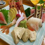 和食と鮨のに条 - 手前の白いものは鱈の白子の蒲鉾です。これはなかなか関東では食べれないんじゃないかな。タチカマ〔たつかま〕と言います。なんとも言えない食感です。この季節のみ！