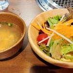 韓の台所 - ランチのスープとサラダ
