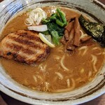 麺屋 金獅子 - こってりラーメン。950円なり
            麺大盛りは辞退
            具は普通のラーメンと同じと思う