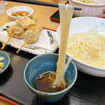 定吉 - 手打ち包丁切り冷麦は長い細切り