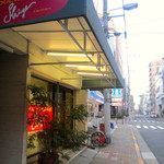 ムッシュシゲさんの店構え、向こう側にローソン。