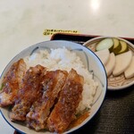 十二番 - とつげきラーメンの豚肉の唐揚げをライスに乗せて豚肉唐揚げ丼