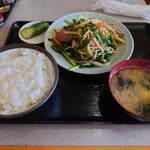 萬来 - レバニラ炒め定食（750円）