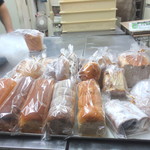 焼き立て即販売、工場ならでは。