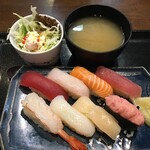 Sushi Dainingu Sazanami - 寿司、小鉢、味噌汁