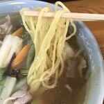 九龍 - 肉ソバ　麺アップ