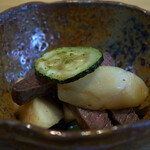 八ヶ岳 えさき - 勝沼の桃と長野木曽牛漬け焼きにして万願寺唐辛子とズッキーニ