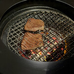 焼肉 牛印 - 表面がカリッとなるまで焼いてくれるよ。中は柔らかい！