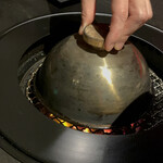 焼肉 牛印 - 火を見ながら途中、何度か蒸し焼き