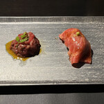 焼肉 牛印 - 炙りユッケ　と　厳選赤身の肉寿司　（リブロース）