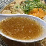 丸源ラーメン - 背脂が浮いたスープ