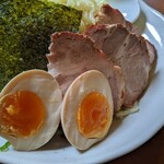 白河中華そば 孫市 - チャーシュー、味玉。