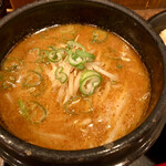 マルキン本舗 - スープは濃厚なとんこつ味噌味。もやしとネギ入り