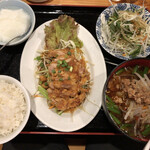 Gyouza Ou - 日替わりランチ700円　油淋鶏と台湾ラーメン