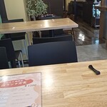 串焼酒場 TAKA狄 - 内観。早い時間だったのでテーブルOKもらいました