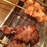 神戸マッスルホルモン - 手前　ブヒブヒ　奥テッポウ