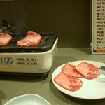 焼肉北ぶらくり丁店 - タン上。もう焼いて食べちゃってます～！ペラペラのタンじゃないよ～！